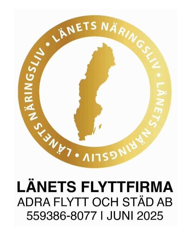 Ett cirkelformat emblem i guld med en Sverigekarta i mitten, omgivet av orden "LÄNETS NÄRINGSLIV". Nedanför står det "LÄNETS FLYTTFIRMA ADRA FLYTT OCH STÄD AB 559386-8077 I JUNI 2025.".